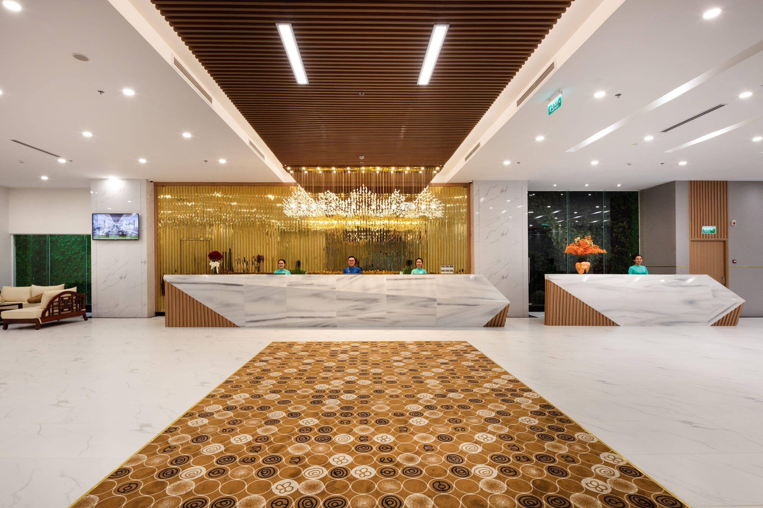 Virgo Hotel Να Τρανγκ Εξωτερικό φωτογραφία Lobby