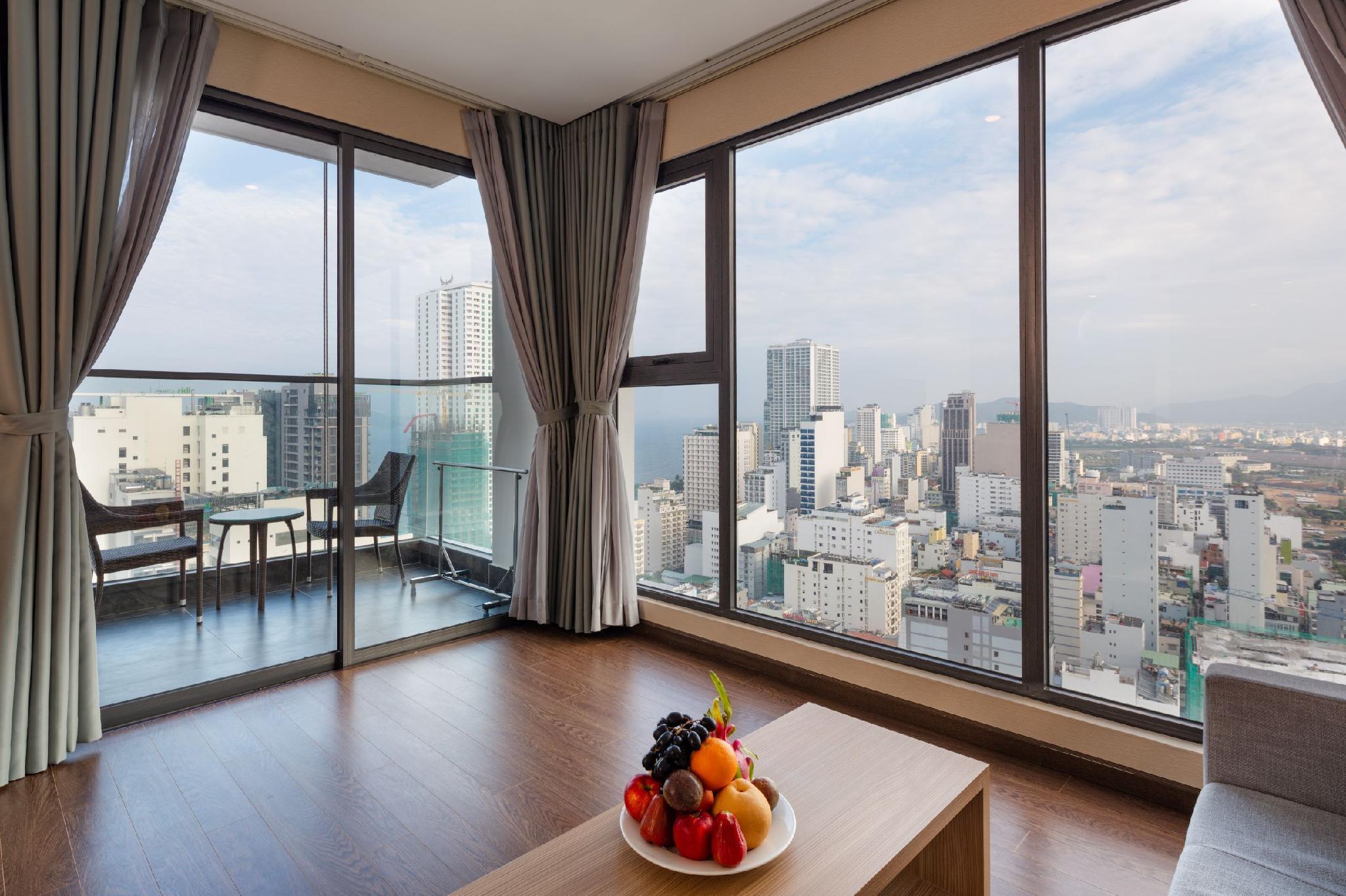 Virgo Hotel Να Τρανγκ Εξωτερικό φωτογραφία A view of the city from a suite at the hotel