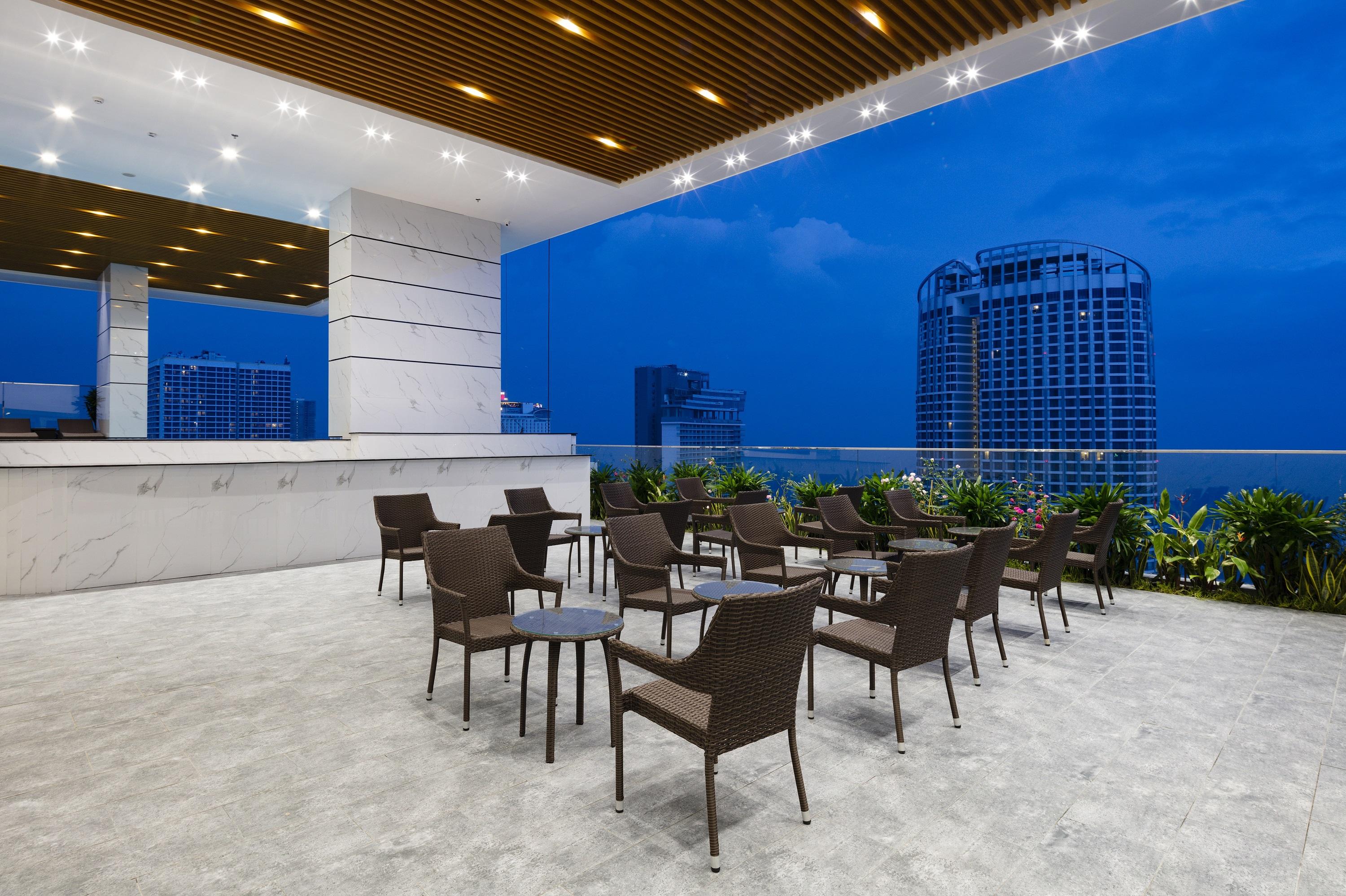 Virgo Hotel Να Τρανγκ Εξωτερικό φωτογραφία Sky Bar