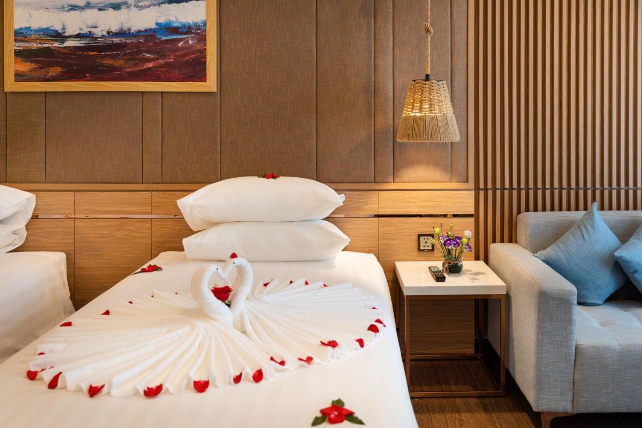 Virgo Hotel Να Τρανγκ Εξωτερικό φωτογραφία A bed with a towel swan