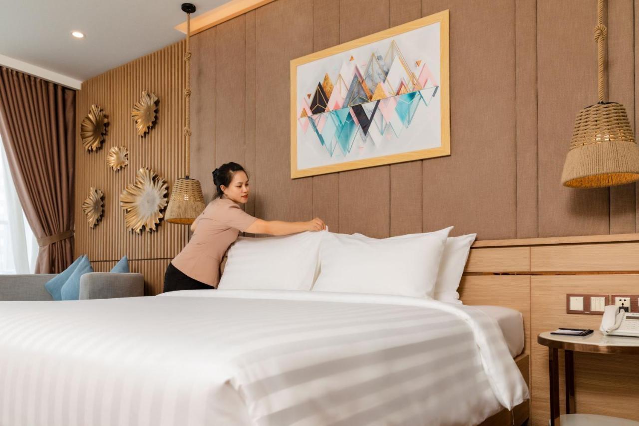 Virgo Hotel Να Τρανγκ Εξωτερικό φωτογραφία A chambermaid making a bed