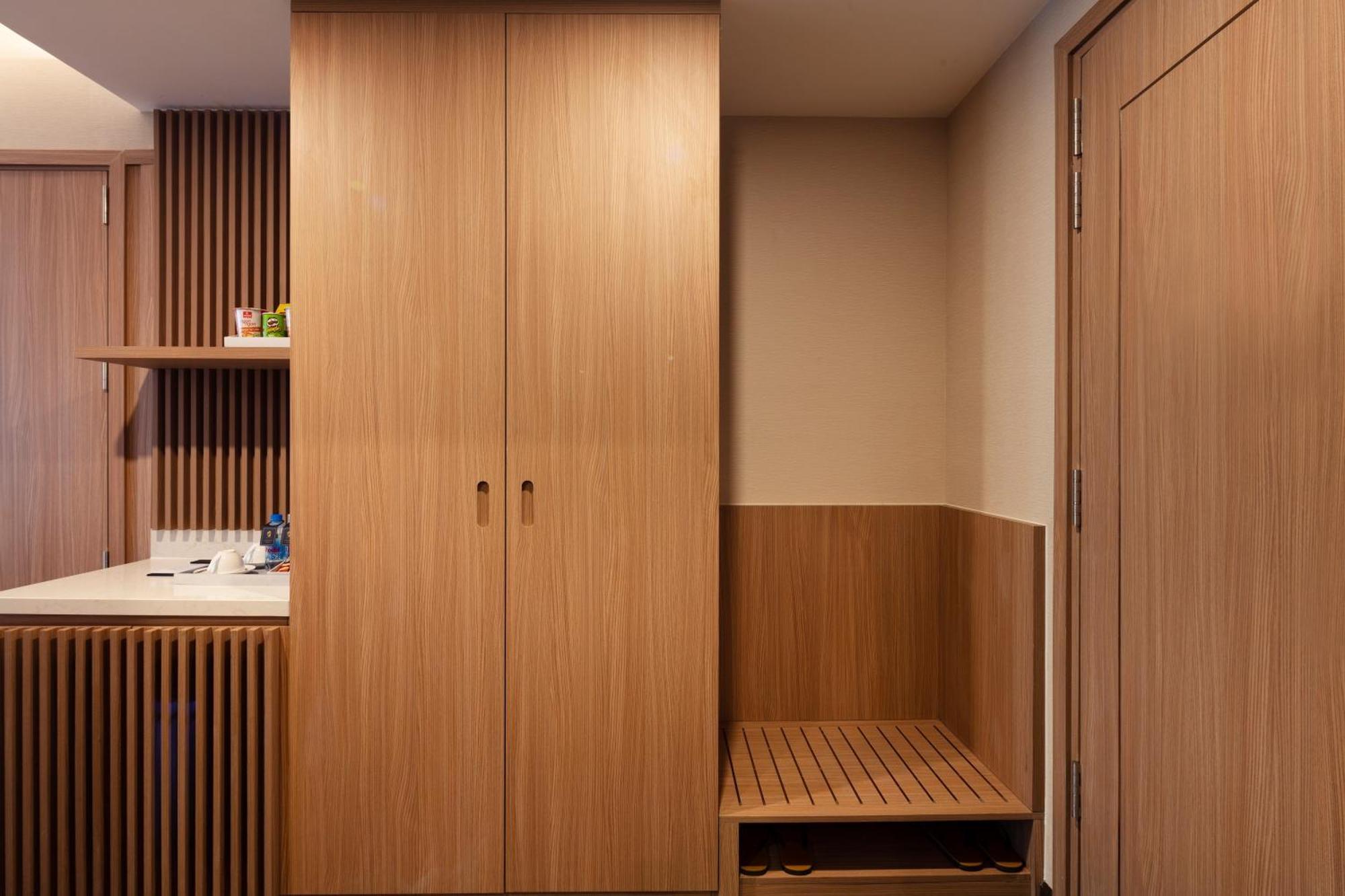 Virgo Hotel Να Τρανγκ Εξωτερικό φωτογραφία A modern Japanese toilet