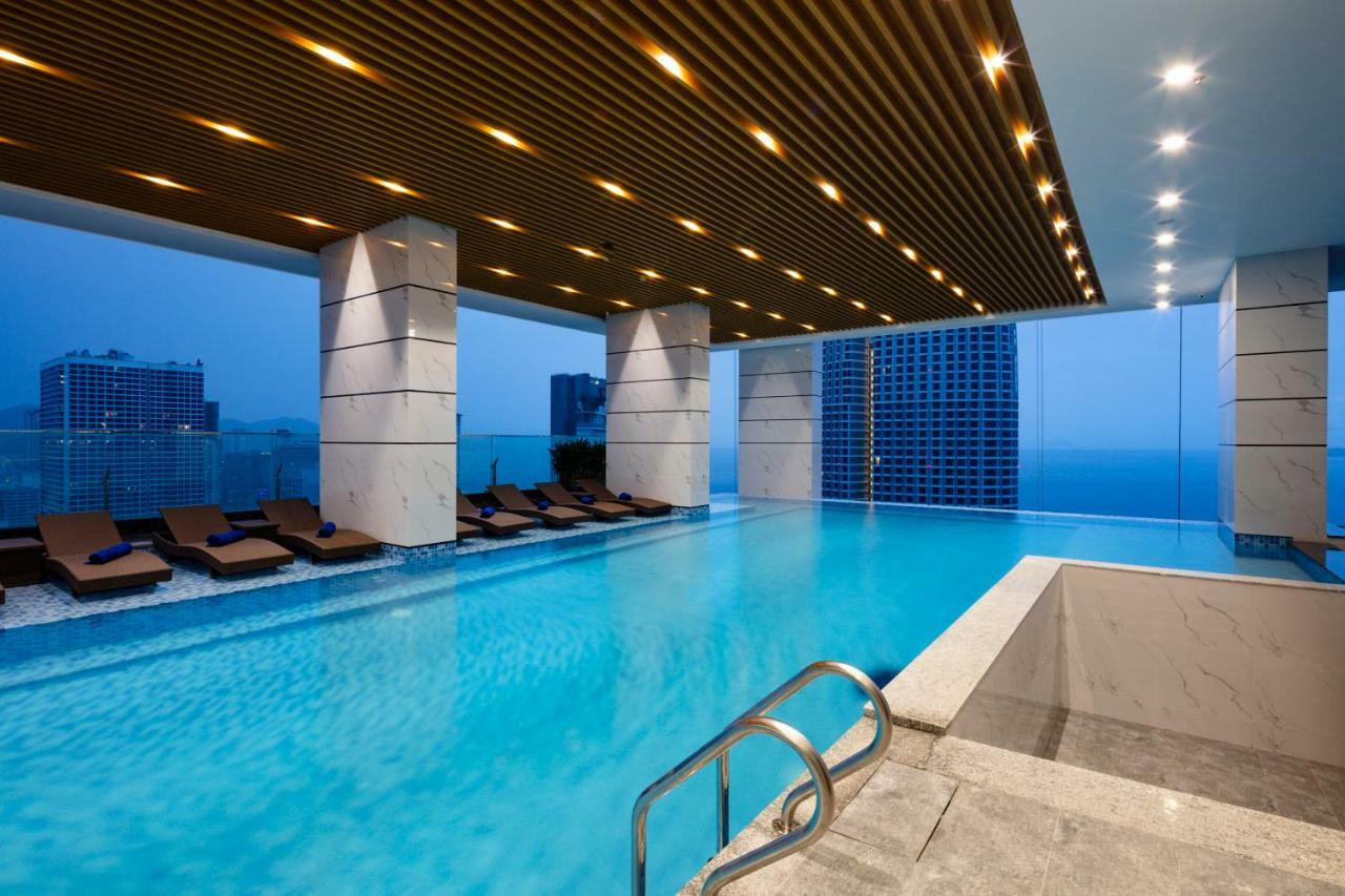 Virgo Hotel Να Τρανγκ Εξωτερικό φωτογραφία The swimming pool at the 39th floor