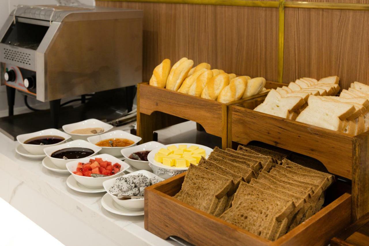 Virgo Hotel Να Τρανγκ Εξωτερικό φωτογραφία A selection of bread and spreads