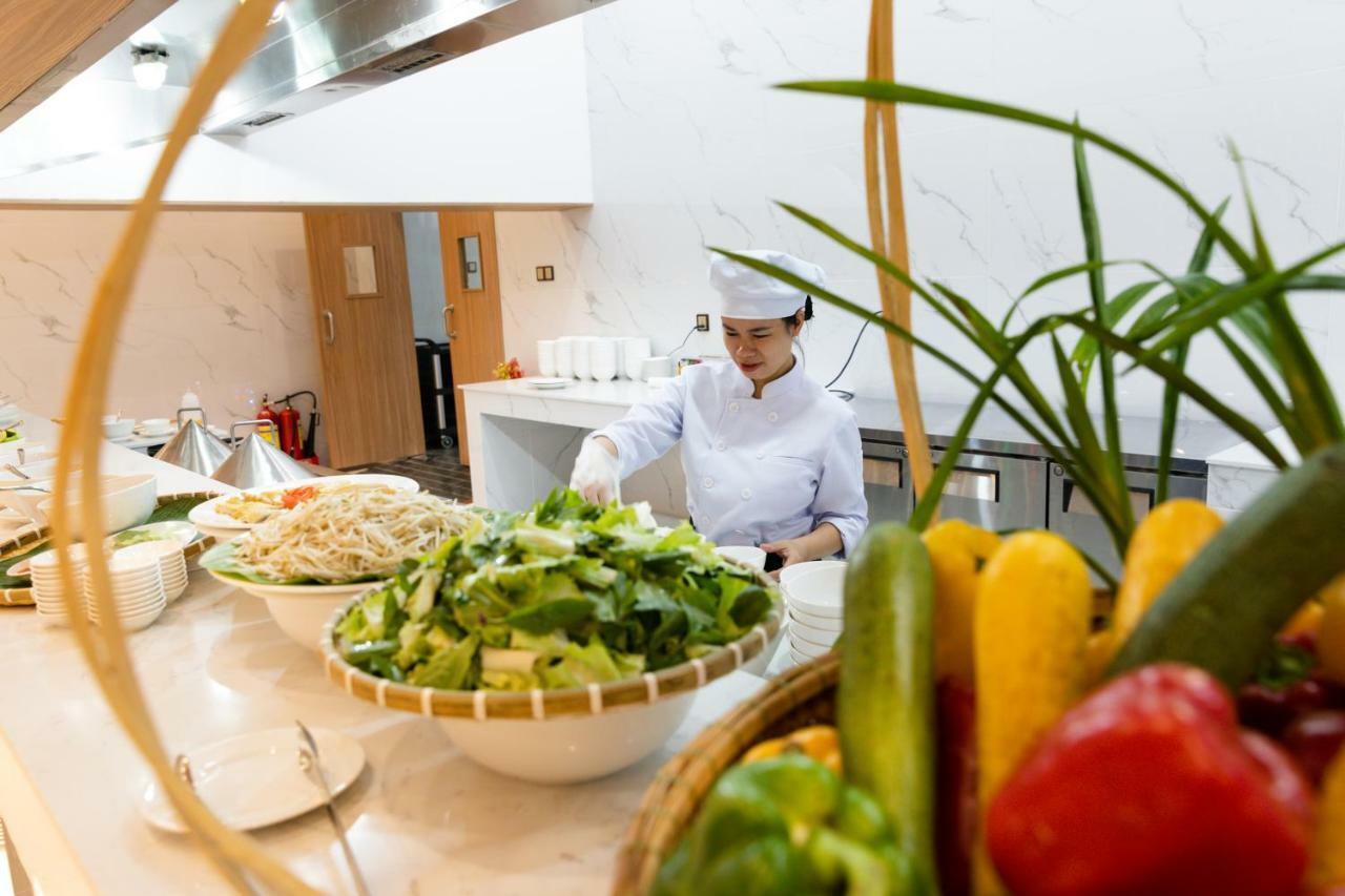 Virgo Hotel Να Τρανγκ Εξωτερικό φωτογραφία A chef working in a hotel kitchen